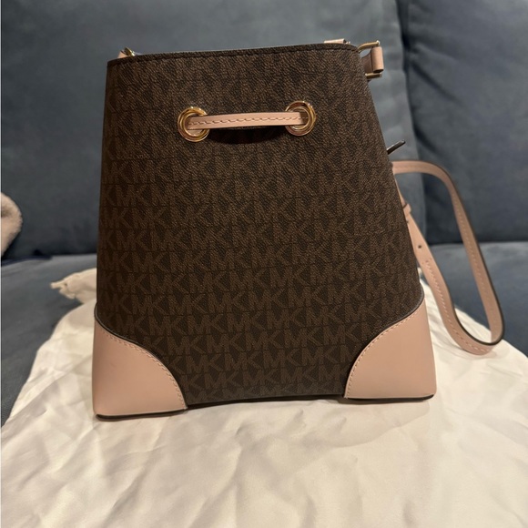 Michael Kors Bucket Bag - Picture 6 of 8